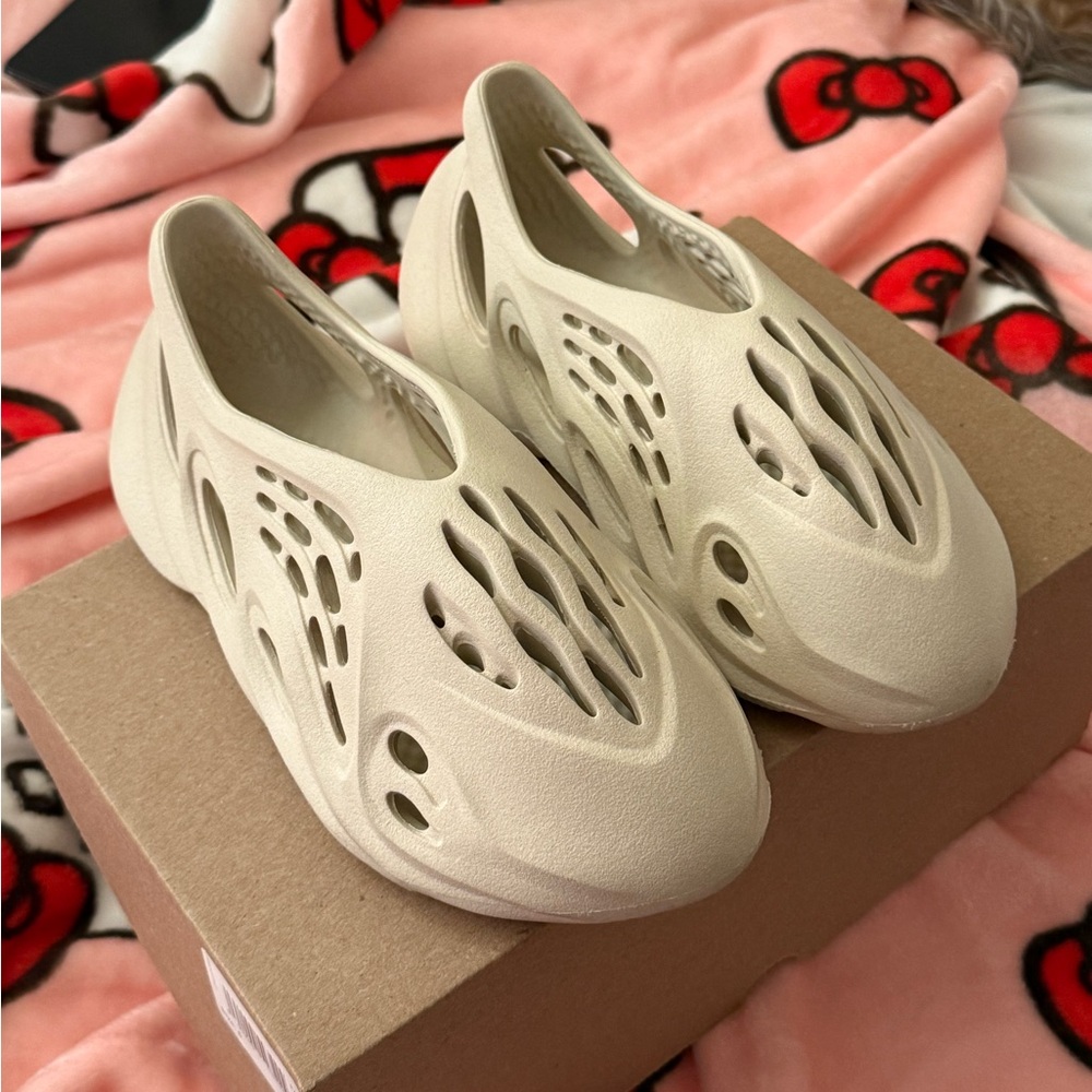 Yeezy Foam Runners – Sand | Size 6